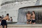 Římany šokovali turisté koupající se v pomníku pro oběti války. Itálie není koupelna, řekl ministr