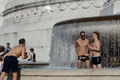 Římany šokovali turisté koupající se v pomníku pro oběti války. Itálie není koupelna, řekl ministr