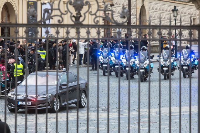 Příjezd policejní kolony s Petrem Pavlem. Záběr ze slavnostní inaugurace Petra Pavla prezidentem ČR na Pražském Hradě. Praha, 9. 3. 2023