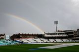 Také kriketový test mezi týmy Anglie a Jižní Afriky v Londýně bude mít v pátek pauzu.