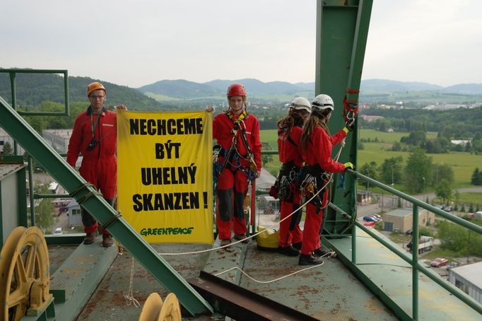 Dvanáct dobrovolníků Greenpeace ze tří zemí obsadilo dvě těžní věže dolu Frenštát v Beskydech.