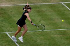 Z Muchové je na trávě tenisový úkaz. Internetem koluje vtípek o ní a Federerovi