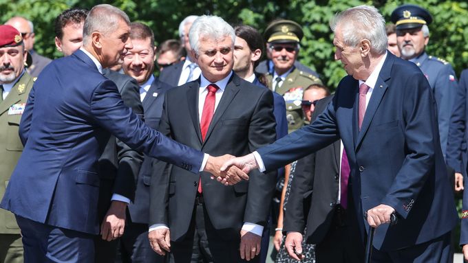 Předseda Senátu Milan Štěch se nebál zastávat nesouhlasná stanoviska s prezidentem Milošem Zemanem i premiérem Andrejem Babišem