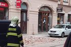 Z domu v centru Olomouce spadla část střechy na chodník, nejméně dva lidé jsou zraněni