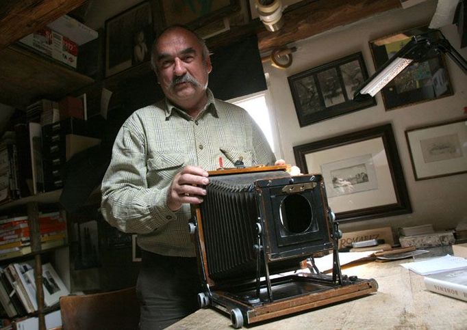 Fotograf Jan Reich s korpusem svého deskového fotoaparátu, s nímž nafotil mnoho fotografií do oceněné knihy Bohemia.