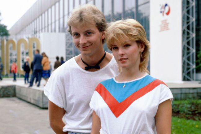 Hvězdy československé pop-music Iveta Bartošová a Petr Sepéši a jejich účesy v roce 1985 během návštěvy SSSR