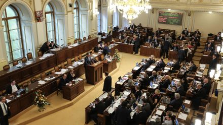 Poslanci řeší zdravotnickou pomoc EU a NATO. Sledujte jednání sněmovny