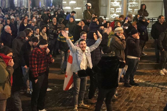 Strážci zákona zadržují muže během shromáždění proti zákonu o "zahraničních agentech" v gruzínském Tbilisi.