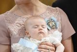 Hlavní aktérka slavnostního obřadu - maličká princezna Estelle. Před jeho zahájením ještě nerušeně spí v náruči své matky, švédské korunní princezny Viktorie.