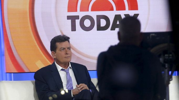 Charlie Sheen v pořadu televize NBC oznámil, že je HIV pozitivní (17. listopad 2015)