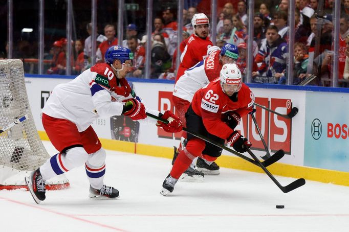 Roman Červenka a Denis Malgin v zápase MS 2025 Česko - Švýcarsko