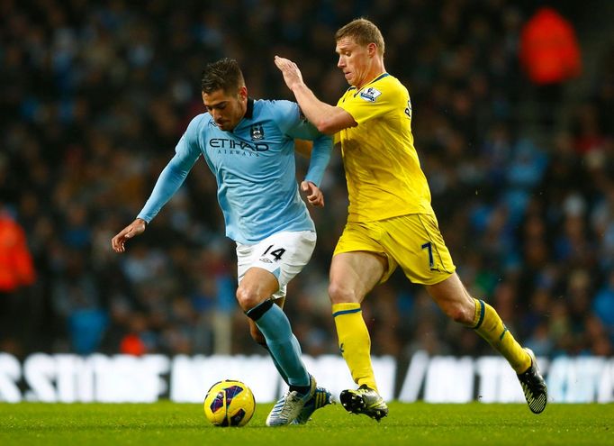 Defenzivní záložník Javi Garcia (vlevo) těsně stíhaný útočníkem Pavel Pogrebňakem.