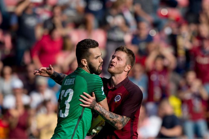 Brankář Sparty Tomáš Koubek (vlevo) přijímá gratulaci po chycení penalty od spoluhráče Ondřeje Mazucha.