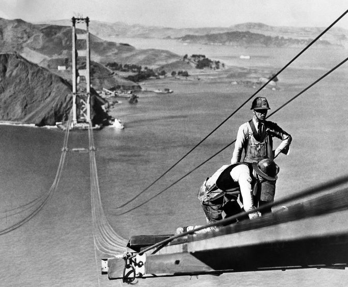 Stavba visutého mostu Golden Gate Bridge u města San Francisco v Kalifornii v USA. Snímek z roku 1935.