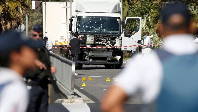 Kamion s mrazicími boxy, kterým Bouhlel v Nice najížděl do lidí.