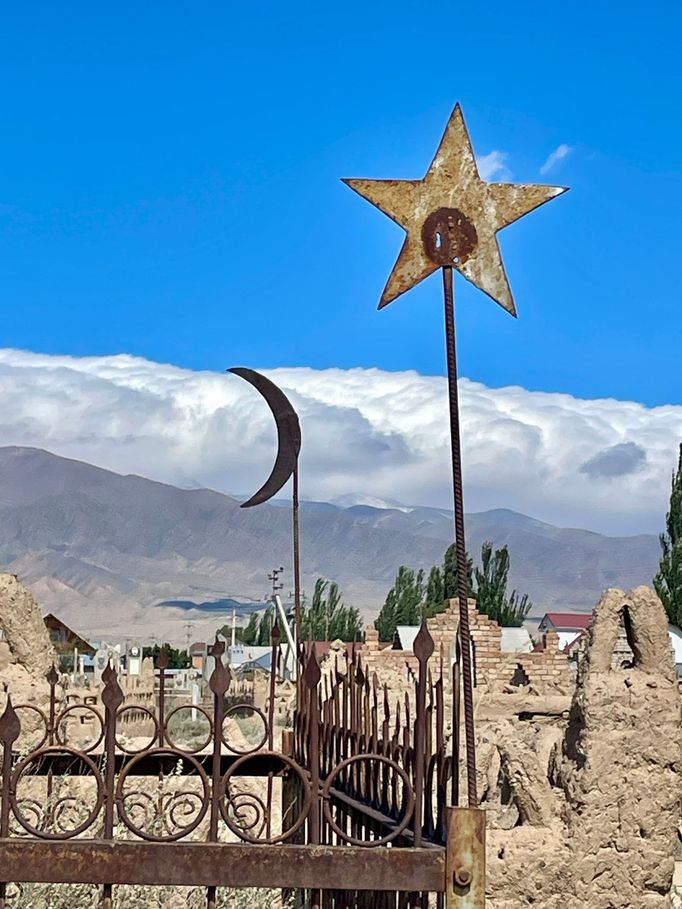 Na starých kyrgyzských náhrobcích se snoubí islámská a sovětská symbolika. Místní povětšinou nevnímají sovětskou minulost negativně.