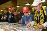 Nejmladší litvínovští fanoušci se o přestávkách místo u stánků s pivem a klobásou sešli u stánku s kartami hráčů hokejové extraligy a NHL.