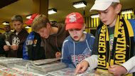 Nejmladší litvínovští fanoušci se o přestávkách místo u stánků s pivem a klobásou sešli u stánku s kartami hráčů hokejové extraligy a NHL.