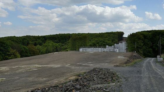 K nebi trčí beton, jinak je v lese klid a mír. Díky Bártovi