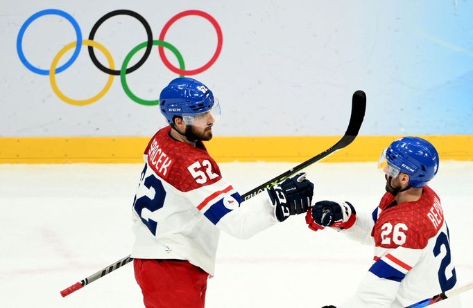 Michael Špaček a Michal Řepík slaví gól v zápase Česko - Rusko na ZOH 2022 v Pekingu