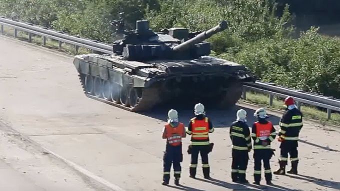 Tank, který počátkem srpna zablokoval dálnici u Olomouce a způsobil dvoukilometrovou kolonu