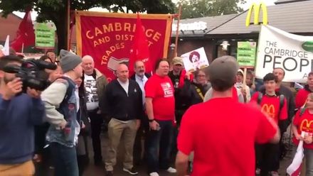 VIDEO: Chceme 10 liber! V McDonald's v Británii poprvé stávkovali