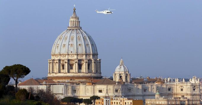 Papežova helikoptéra letí nad Vatikánem