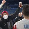 fotbal, Evropská liga 2020/2021, Leicester - Slavia, fotbalisté Slavie slaví na hřišti v propojení s Tomášem Součkem přes mobil