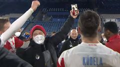 fotbal, Evropská liga 2020/2021, Leicester - Slavia, fotbalisté Slavie slaví na hřišti v propojení s Tomášem Součkem přes mobil