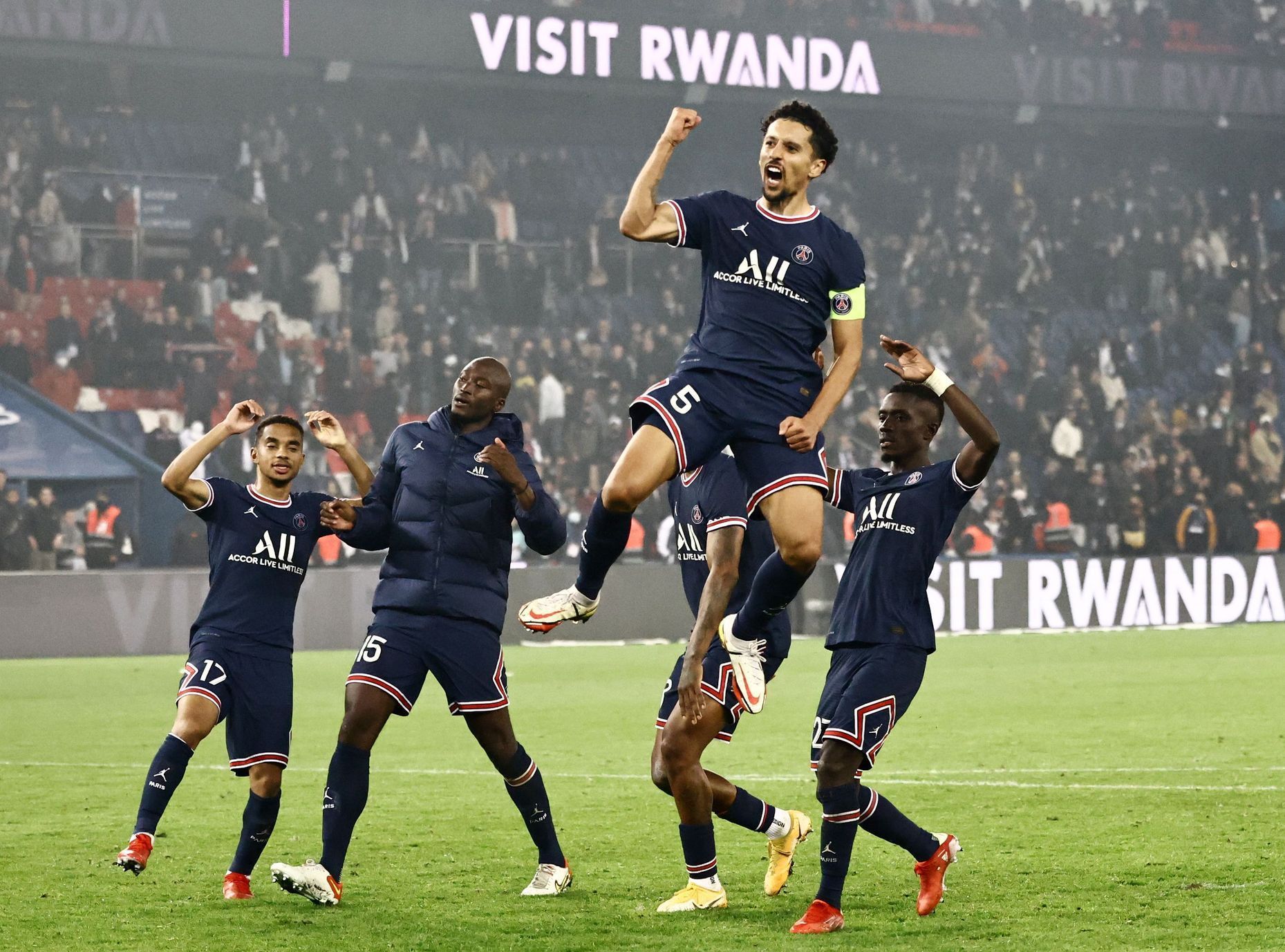 12. kolo francouzské fotbalové ligy 2021/22, PSG - Lille: Radost fotbalistů PSG
