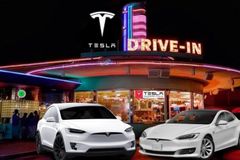 Elon Musk slíbil nabíječku Tesly s restaurací a kinem. Zpráva se stala hitem Twitteru