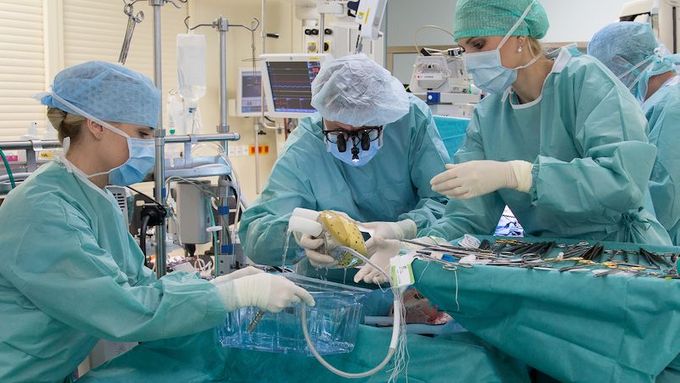 Biomechanické srdce dokáže plně nahradit to lidské, tvrdí Ivan Netuka, přednosta Kliniky kardiovaskulární chirurgie IKEM.