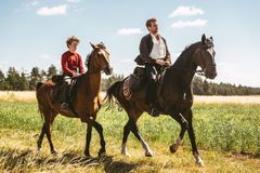 Jít krást koně: Filmový příběh se Skarsgårdem o rodičích a dětech