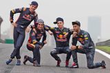 21letý Rus po matném startu do sezony potřeboval velký výsledek jako sůl, protože se už boxy začalo šířit, že by ho příští rok v Red Bullu měl nahradit ještě o tři rok mladší Max Verstappen z junirky Toro Rosso..