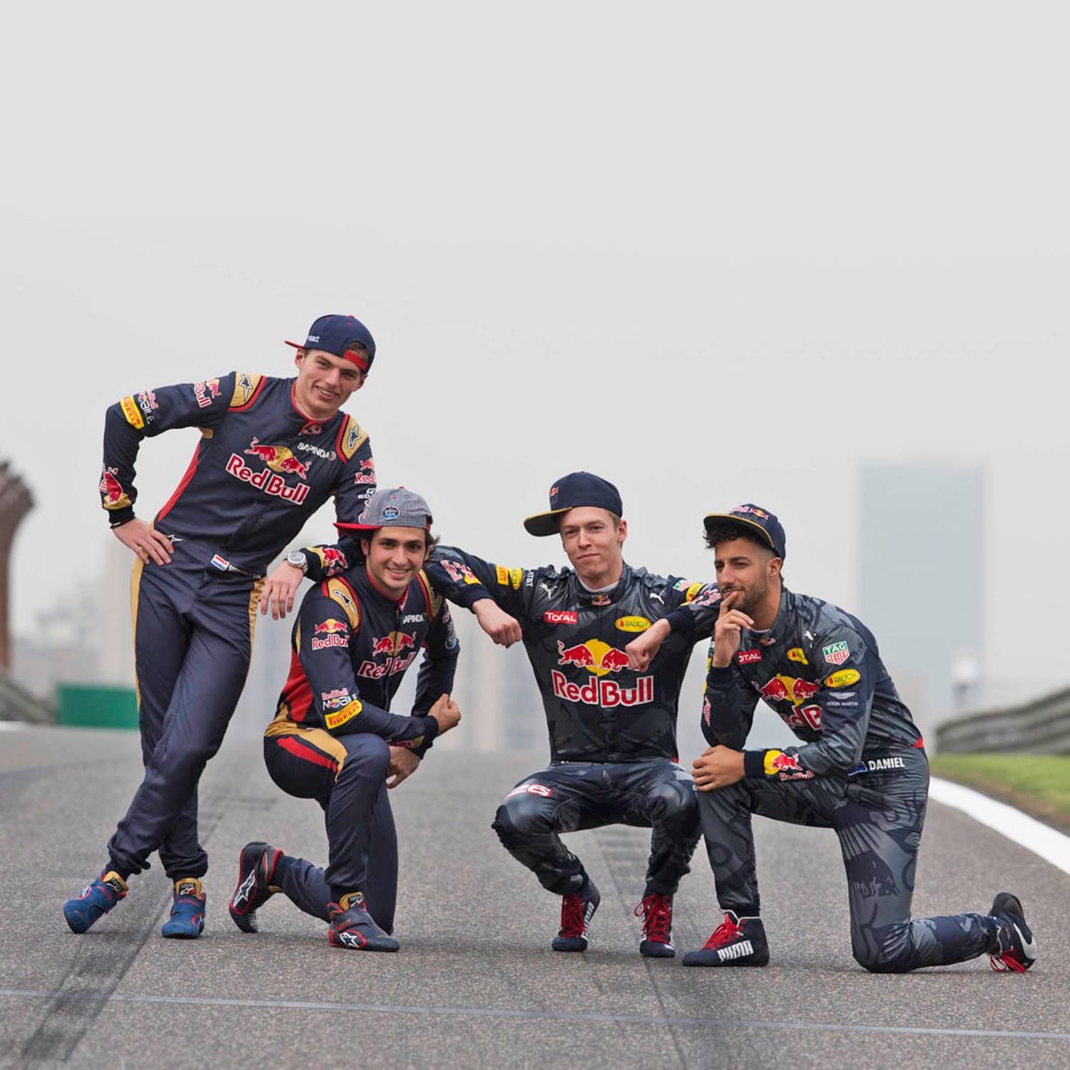 F1, VC Číny 2016: Daniel Ricciardo a Daniil Kvjat (Red Bull) a Max Verstappen a Carlos Sainz junior (Toro Rosso)