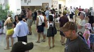 Ti, kteří na ostrov přiletěli až včera, museli noc přečkat v hotelech v Rhodesu. Cesta do letovisek byla uzavřena.
