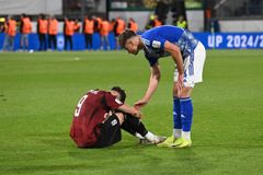 "Sparťani, dresy dolů!" Lékař vyšil facku hráči, ostudu završili hajlující chuligáni