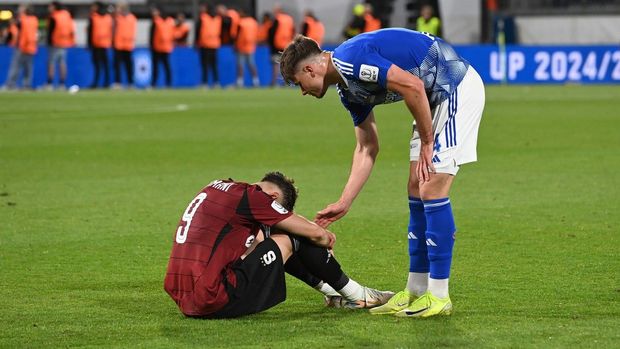 "Sparťani, dresy dolů!" Lékař vyšil facku hráči, ostudu završili hajlující chuligáni