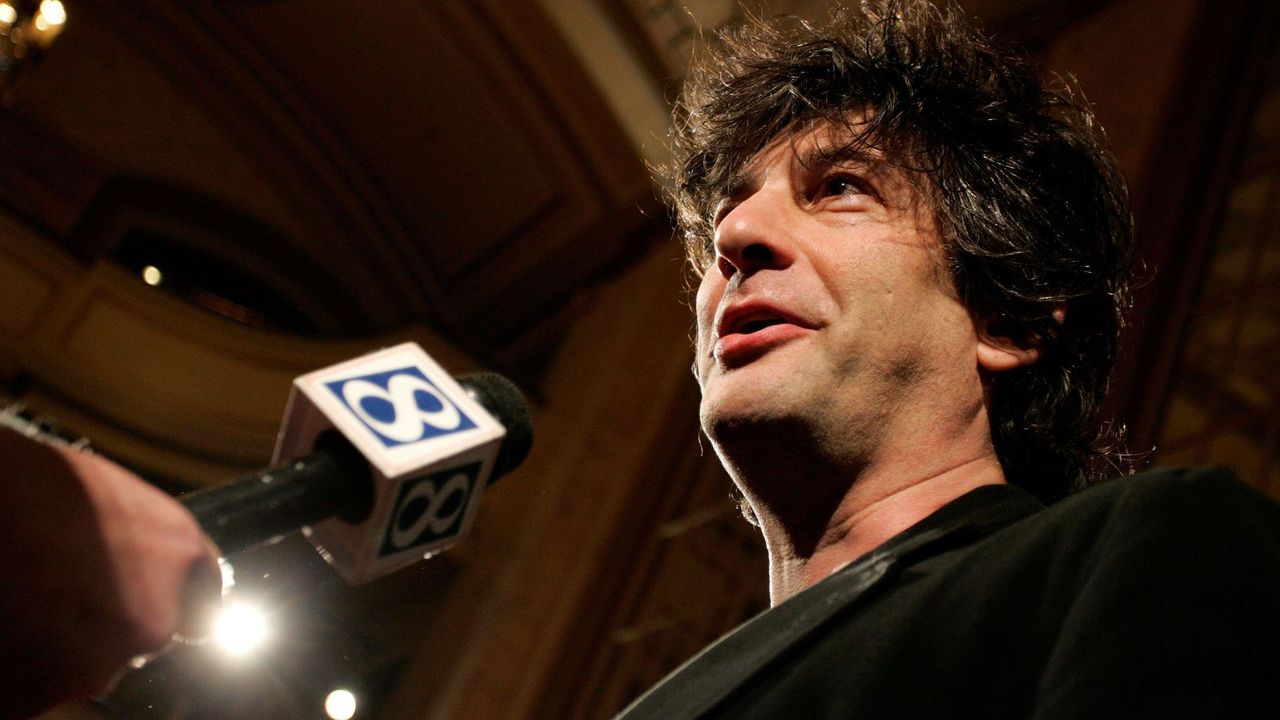 Neil Gaiman čelí obvinění ze sexuálního obtěžování a znásilnění od osmi žen