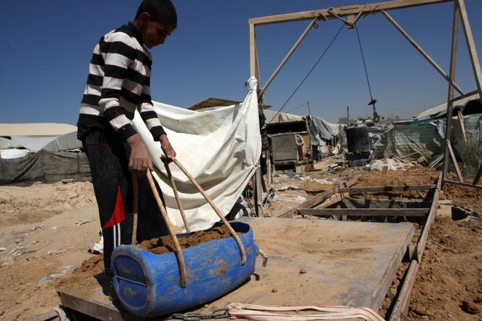 17 Titulek: Gaza's tunnel mugglers on Egypt border mostly idle Popis: A Palestinian youth works outside a smuggling tunnel beneath the Egyptian-Gaza border in Rafah, in the southern Gaza, October 8, 2013. Gaza's tunnel smugglers along the border with Egypt are mostly idle these days. Since the summer, Egypt's military has tried to destroy or seal off most of the smuggling tunnels under the Gaza-Egypt border, a consequence of the heightened tensions between Cairo and the Hamas government in Gaza which is suffering a bad economic recession.