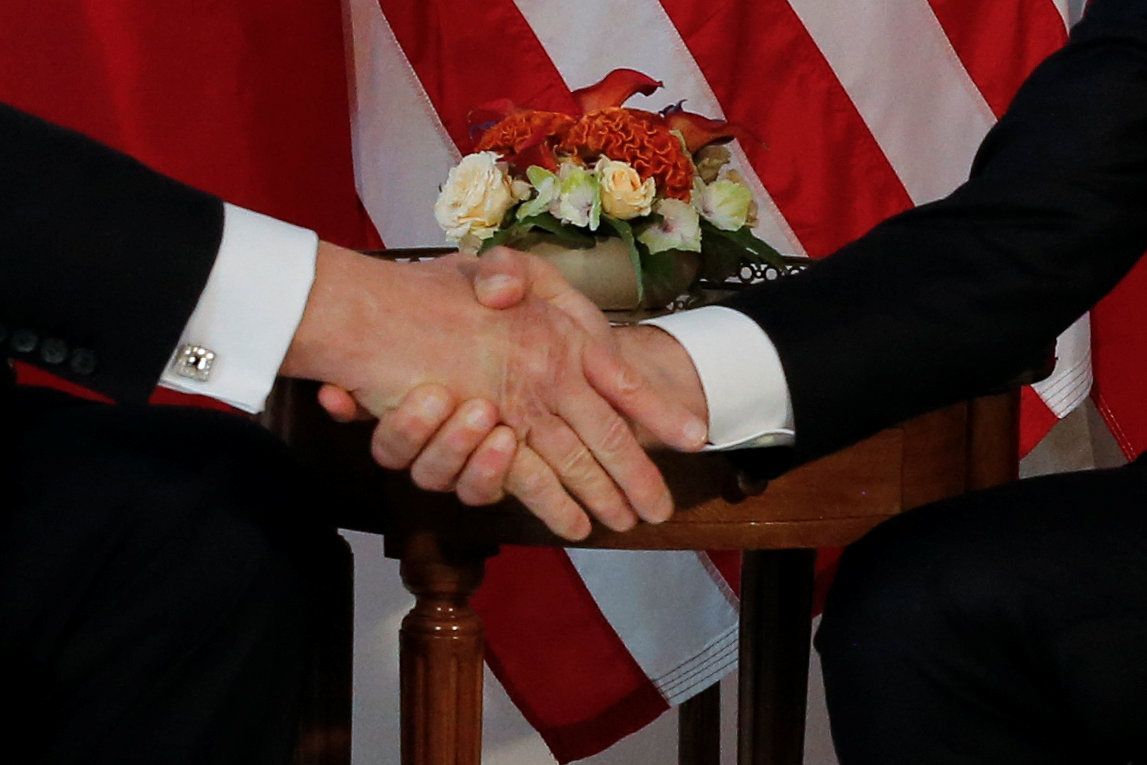Donald Trump a Emmanuel Macron - handshake, květen 2017
