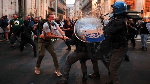 Demonstranti v Římě, kteří nesouhlasí s očkováním proti koronaviru, se střetli s policií.