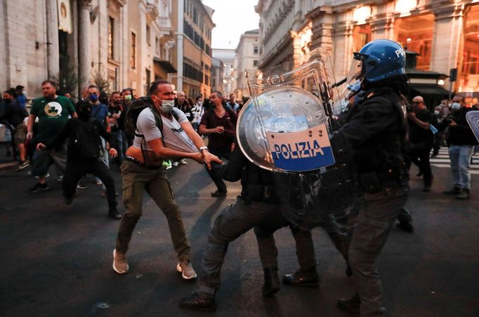 Demonstranti v Římě, kteří nesouhlasí s očkováním proti koronaviru, se střetli s policií.