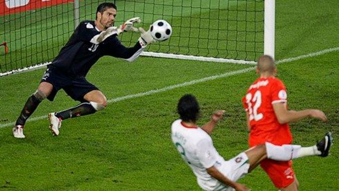 Brankář Švýcarska Zuberbühler likviduje jednu z šancí portugalského týmu