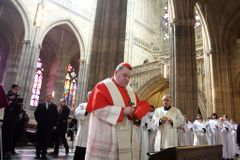 Zesměšňujete papeže. Komentátor zkritizoval kardinála Duku kvůli migraci