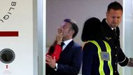 Hanoj, Vietnam: Prezident Francie Emmanuel Macron dostává „láskyplný stop“ od své ženy Brigitte hned po příletu. Začátek asijského turné s nečekanou manželskou momentkou přímo na letišti.
