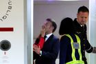 Hanoj, Vietnam: Prezident Francie Emmanuel Macron dostává „láskyplný stop“ od své ženy Brigitte hned po příletu. Začátek asijského turné s nečekanou manželskou momentkou přímo na letišti.