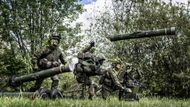 Litevští vojáci při přebíjení protiletadlového kompletu RBS-70.