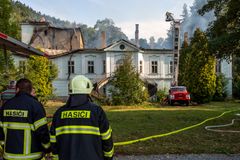 V Horním Maršově hořel barokní zámek. Střecha neexistuje, co nebylo zděné, je pryč, říká starosta