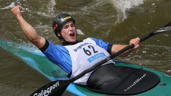 Český úspěch na světovém poháru ve vodním slalomu.